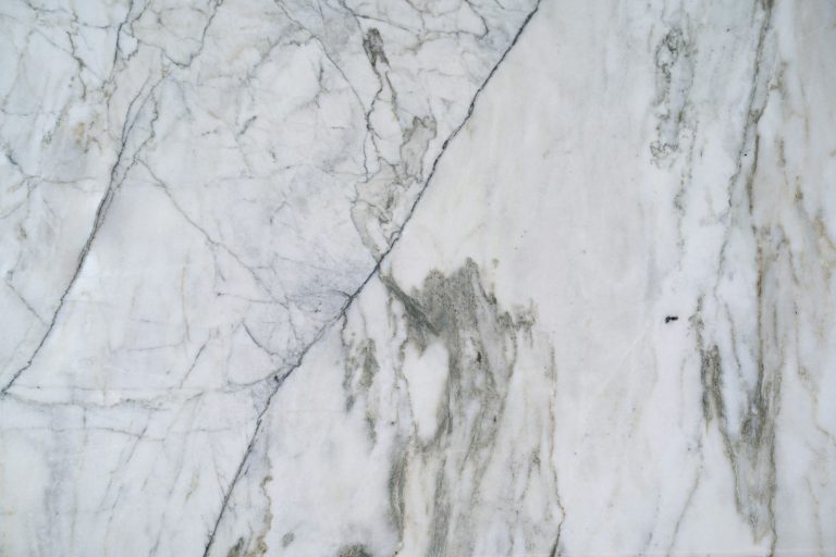 Lastra di marmo bianco venato