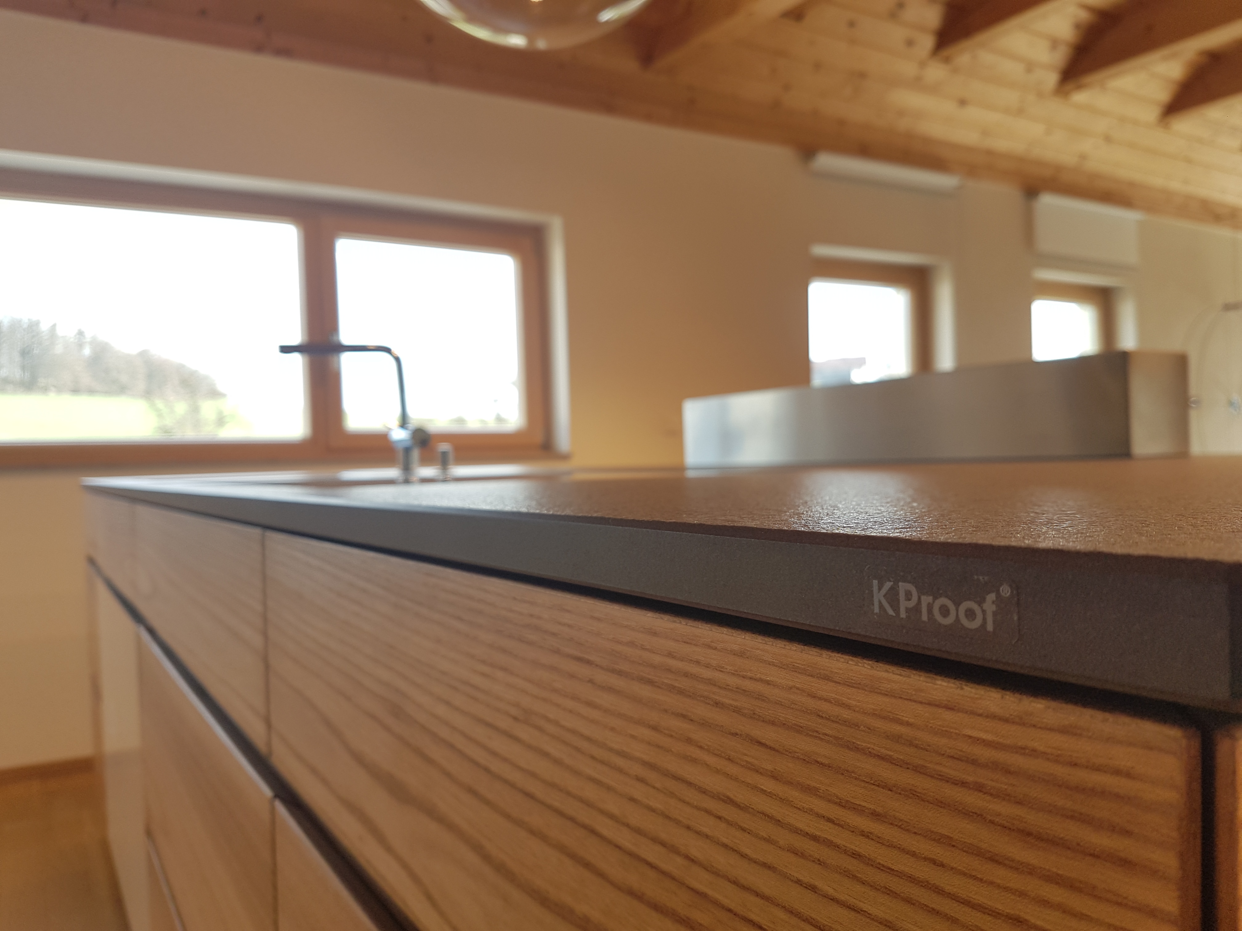 Piano cucina continuo con frontali in legno