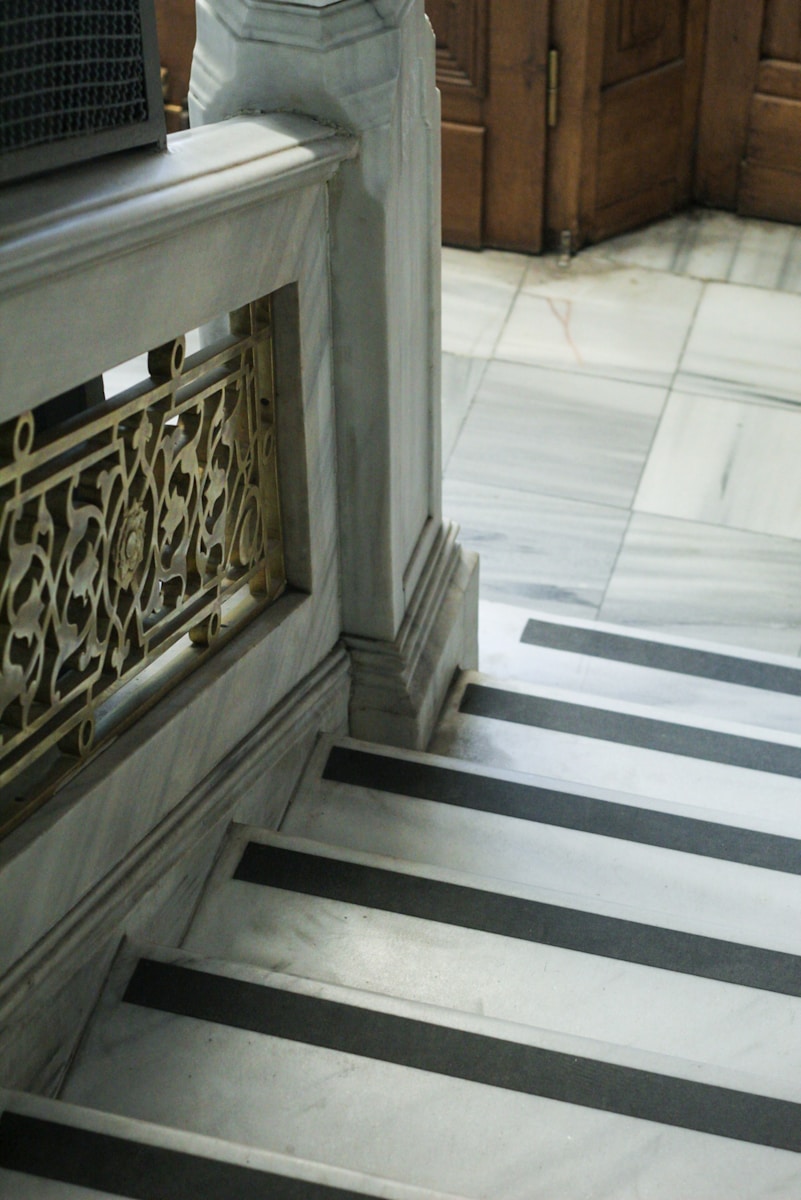 <a href="https://www.ideamarmi.it/lavorazioni-ideamarmi/scale/">
SCALE
</a>