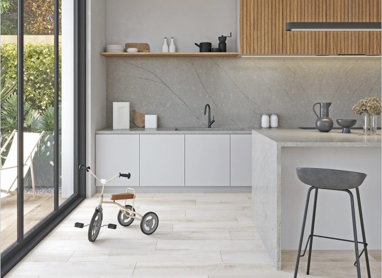 Cucina con rivestimento in pietra grigia
