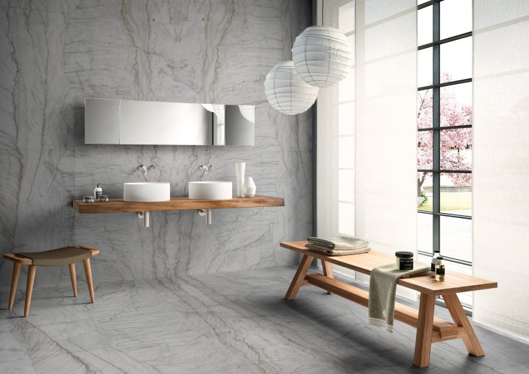 Bagno con rivestimento in pietra venata