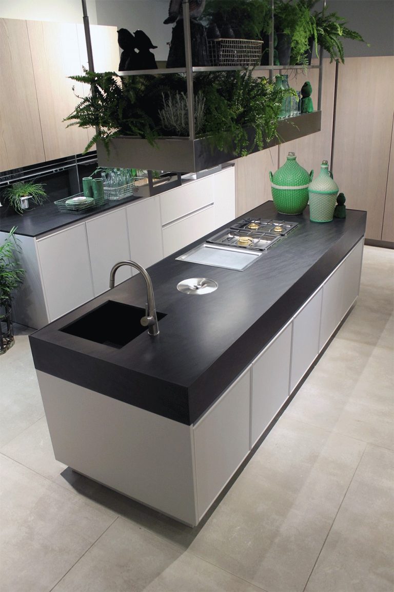 Piano cucina in pietra nera
