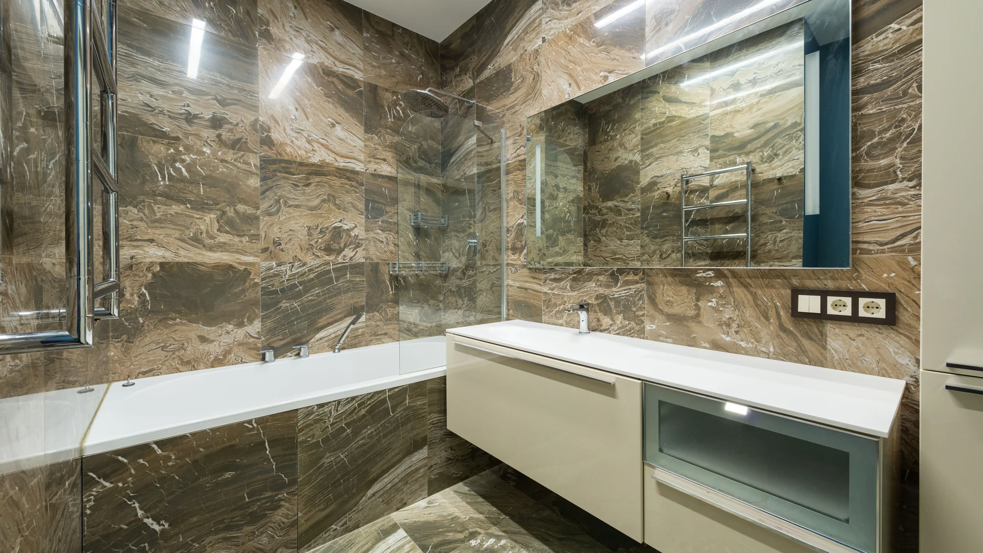 Bagno moderno con pareti e rivestimenti in marmo